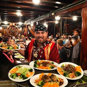 Comida Barco Pirata show de noche tour nocturno Bahía Marigalante