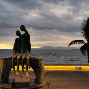 Estatua pareja Malecón Puerto Vallarta