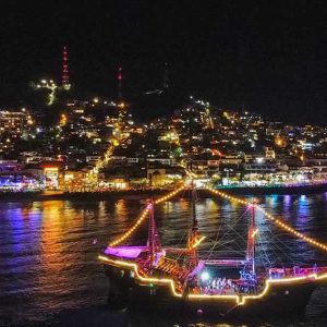 Vista aérea Barco Pirata show de noche tour nocturno Bahía Marigalante